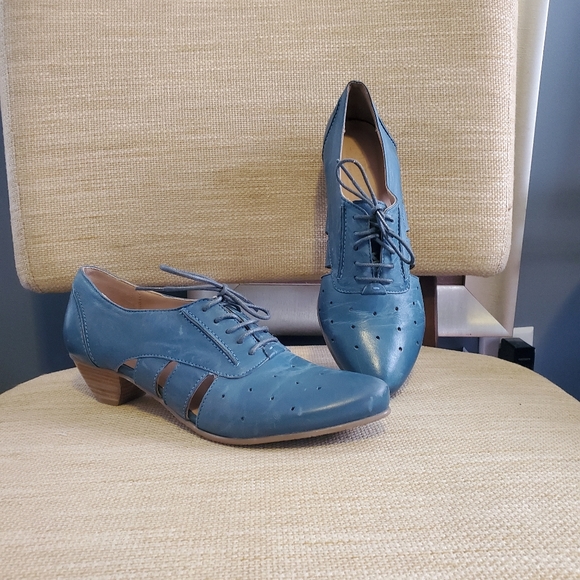 FIDJI Shoes - FIDJI  Leather Distressed Oxfords. NWOT